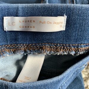 2 pairs of women’s jeans gap and Lauren Conrad